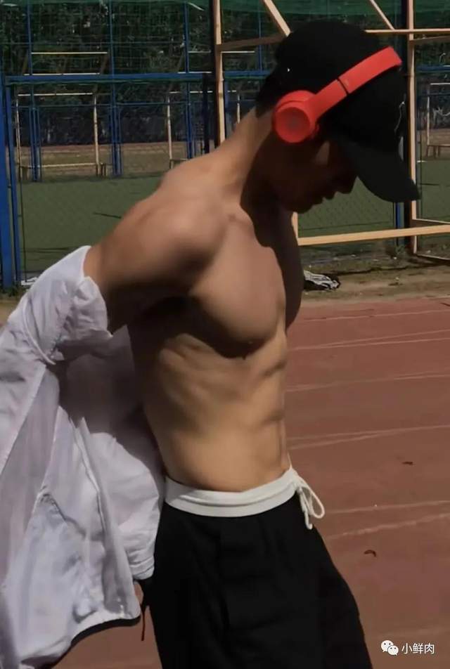 体育生宣示主权的正确打开方式，不只靠肌肉，还得靠脑子