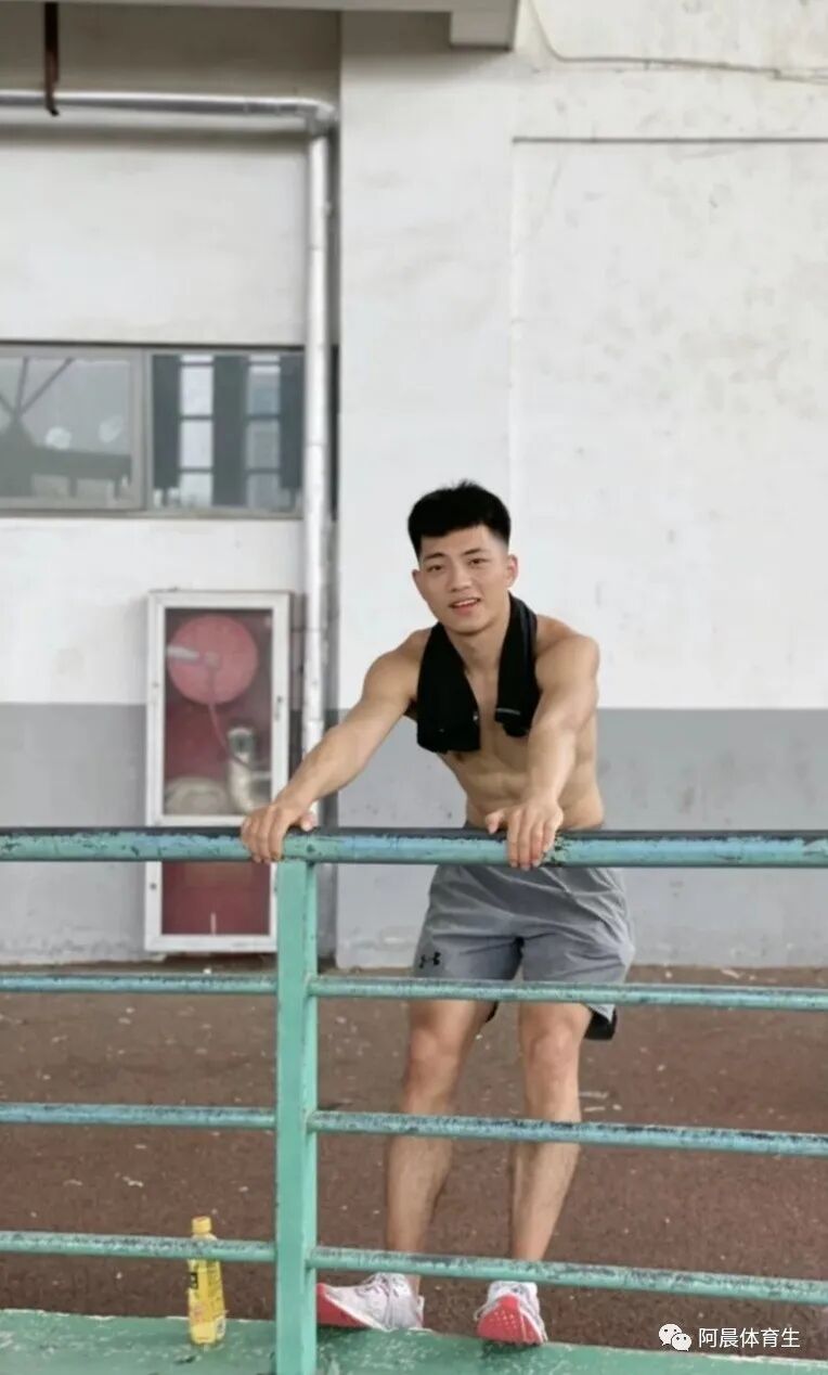 怎么给体育生抓拍，别让肌肉糊成马赛克，这几招让你的照片动起来