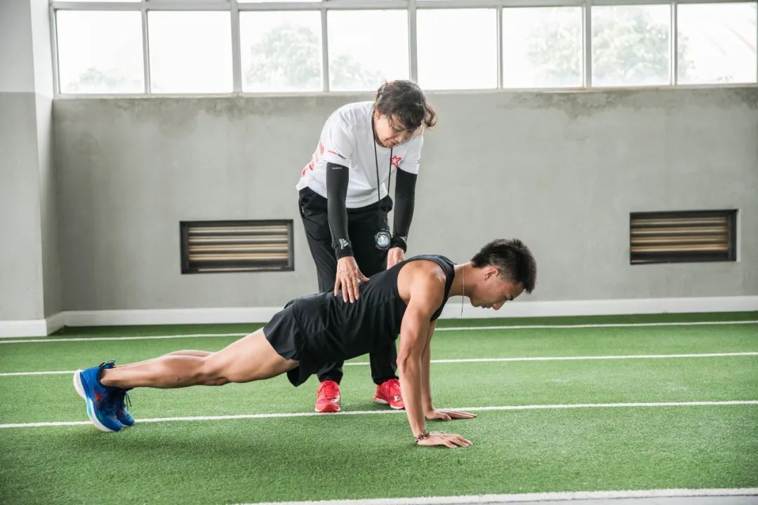 体育生该怎么学习？别让训练毁了脑子，也别让书本拖垮了身体