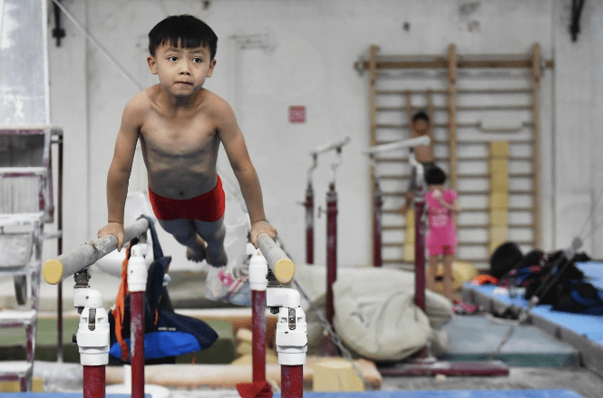 家里没钱怎么练体育？先把穷练这条路走明白